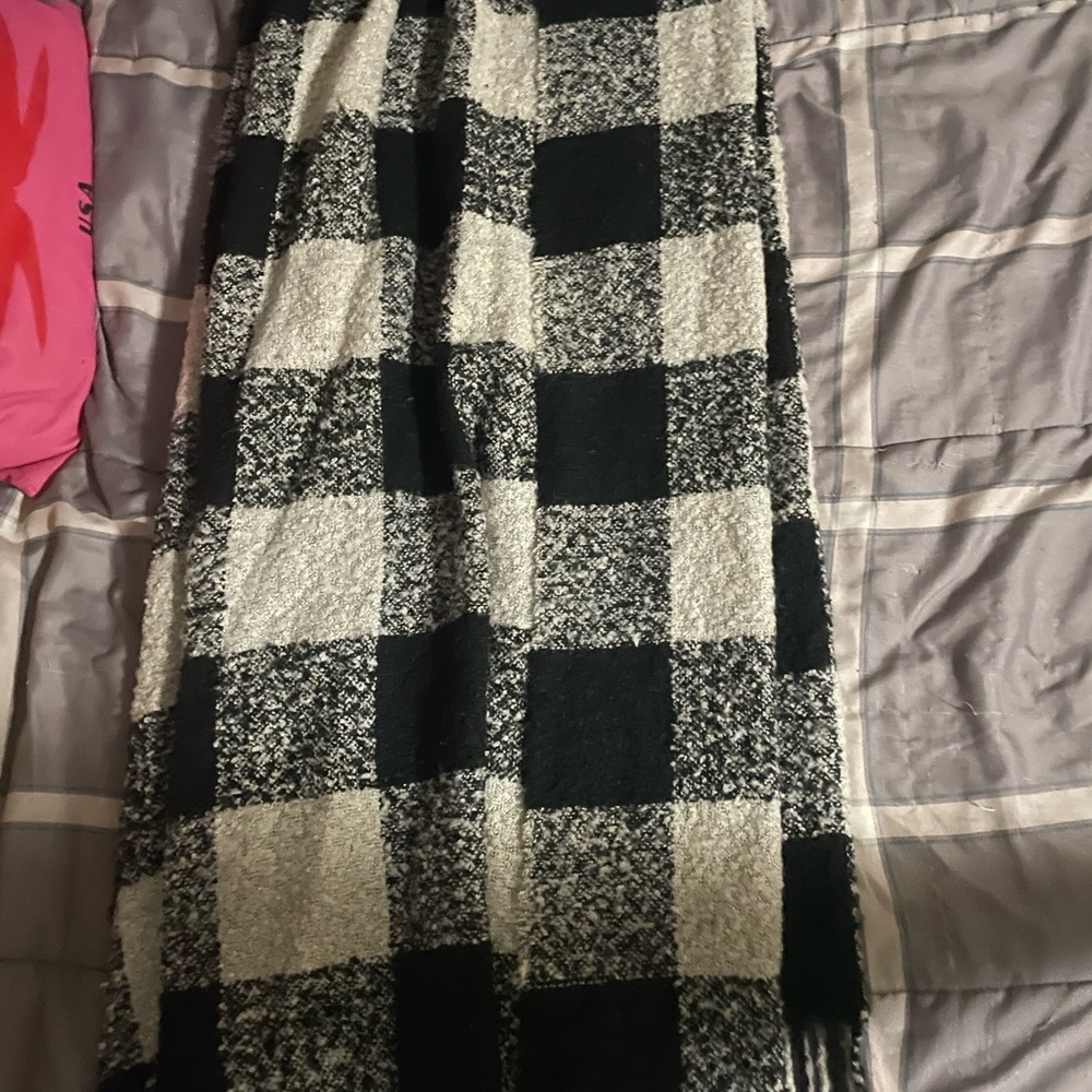 American Eagle Outfitters Black and White Fringe Scarf